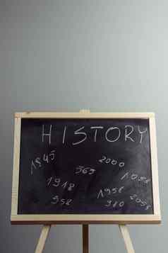 历史写白色粉笔黑板上