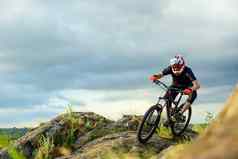 专业骑自行车的人骑自行车岩石小道极端的体育运动