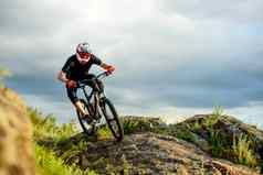 专业骑自行车的人骑自行车岩石小道极端的体育运动