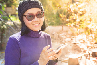 亚洲女人微笑脸幸福情感聪明的电话