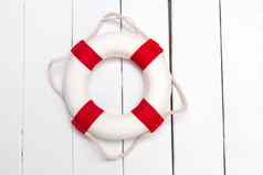 经典红色的白色救生员浮标
