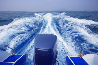 后视图速度船<strong>运行高速</strong>度蓝色的海水