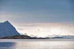 挪威峡湾岛屿多云的北欧一天