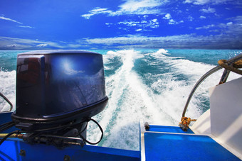 后视图速度船运行清晰的海蓝色的水