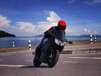 年轻的<strong>骑摩托车</strong>的人男人。<strong>骑摩托车</strong>沥青路美丽<strong>女孩</strong>