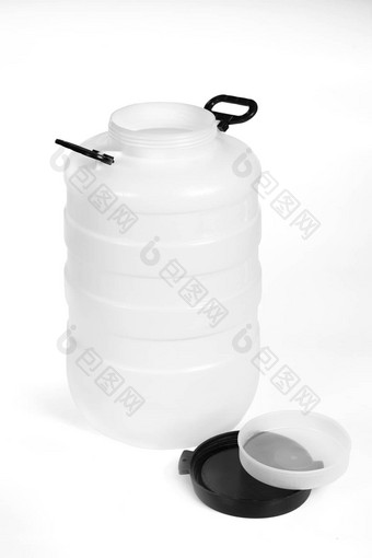 白色塑料桶