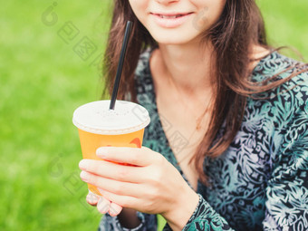 女人持有杯<strong>咖啡</strong>在户外