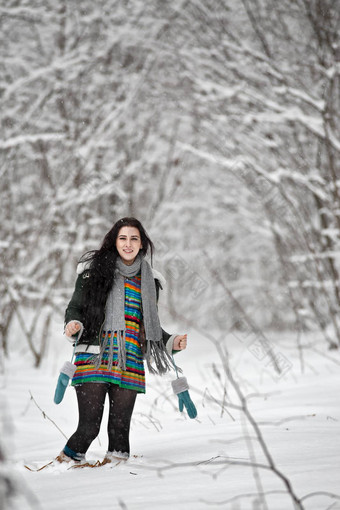 美丽的年轻的女人毛衣冬天走木