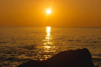 令人惊异的热带橙色日落水岩石轮廓普吉岛岛泰国