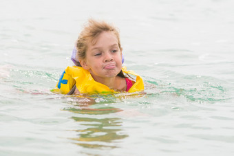 五年女孩卡住了舌头快乐游泳海