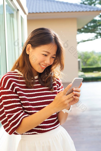 肖像美丽的年轻的女人阅读消息聪明的电话