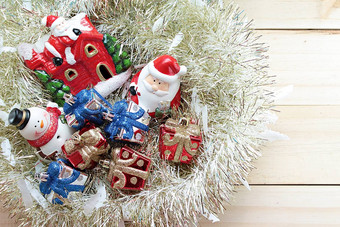 可爱的雪人圣诞节礼物盒子礼物黄金彩带俗丽的木背景