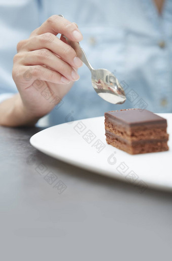 女人吃巧克力蛋糕