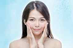 中国人女人清晰的皮肤水泡沫