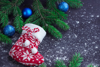 圣诞节红色的长袜被雪封住的黑色的背景蓝色的
