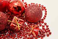 红色的圣诞节装饰球珠子贝尔关闭孤立的