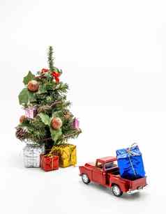 红色的复古的车玩具携带盒子礼物圣诞节树