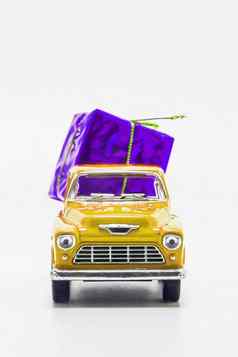 黄色的复古的车皮卡紫罗兰色的礼物盒子孤立的