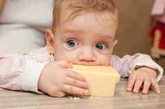 婴儿吃大一块奶酪