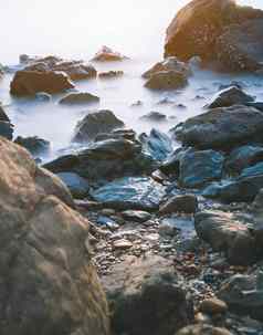 海滩岩石乳白色的波