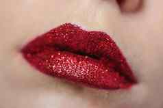 美丽的女嘴唇红色的口红使
