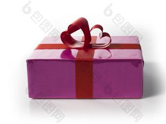 礼品盒红色的心形状的鞋带白色背景