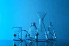 实验室玻璃器皿科学实验室蓝色的背景
