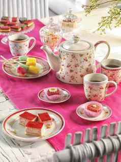 高茶表格粉红色的桌布