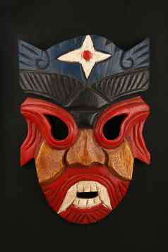 亚洲传统的木红色的画恶魔面具