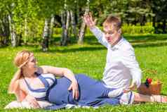 男人。告诉怀孕了妻子有趣的故事野餐