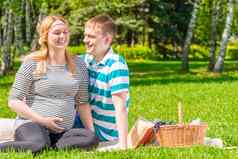 欧洲家庭野餐公园女人怀孕了