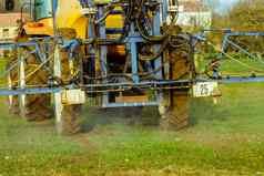 拖拉机喷涂小麦场喷雾器