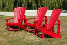 红色的木花园椅子草地