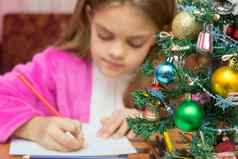 圣诞节树前景背景女孩写作信