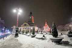 布拉索夫委员会房子晚上视图装饰圣诞节