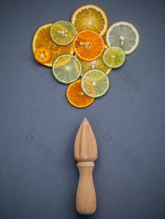 混合新鲜的柑橘类水果木榨汁机夏天柑橘类
