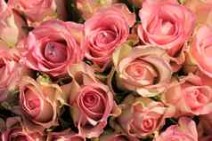 粉红色的玫瑰婚礼花束