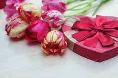 花束郁金香礼物盒子红色的弓