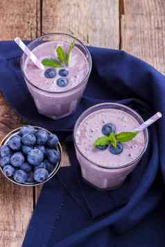 健康的蓝莓奶昔