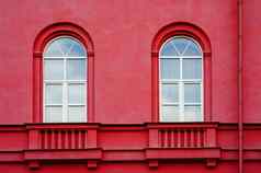部分多层红色的房子窗户阳台