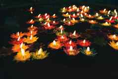 色彩斑斓的蜡烛火石油池