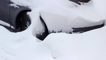 片段前面车严重覆盖雪