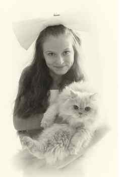 通常美丽的肖像神奇的可爱的漂亮的不错的完美的美丽的女孩女孩长头发大毛茸茸的波斯猫站摄影工作室白色背景黑白照片很酷的