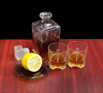玻璃水瓶眼镜威士忌柠檬飞碟
