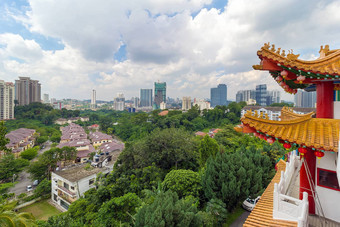 城市视图中国农历新年庆祝活动之前更换灯笼内保持寺庙