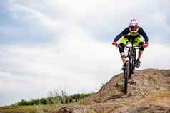 专业骑自行车的人骑自行车岩石山极端的体育运动概念空间文本