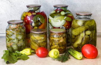 各种罐头蔬菜玻璃罐子