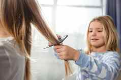 女儿梳理头发妈妈。