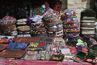 传统的乌兹别克帽命名图迈尼卡市场