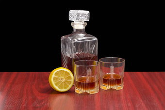 玻璃水瓶眼镜威士忌柠檬